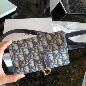 SADDLE SLIM POUCH
Blue Dior Oblique Embroidery